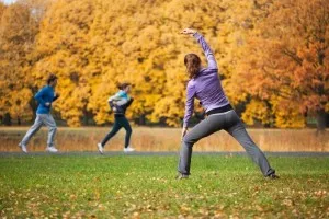 Parkban tornázó emberek