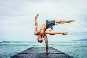 Egy kézen álló alak a mólón