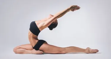 Nyújtást végző női alak